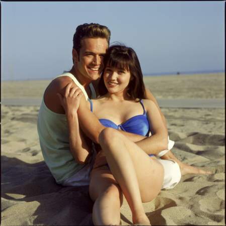 Luke Perry et Shannen Doherty complices dans la série "Beverly Hills" (1990)