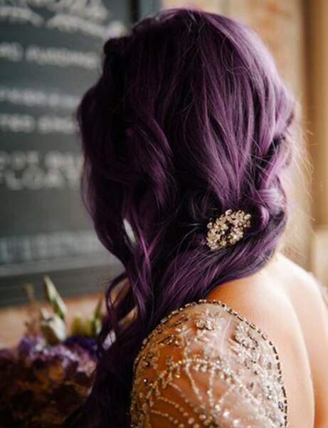 La coloration violette sublimée par une coiffure bohème 