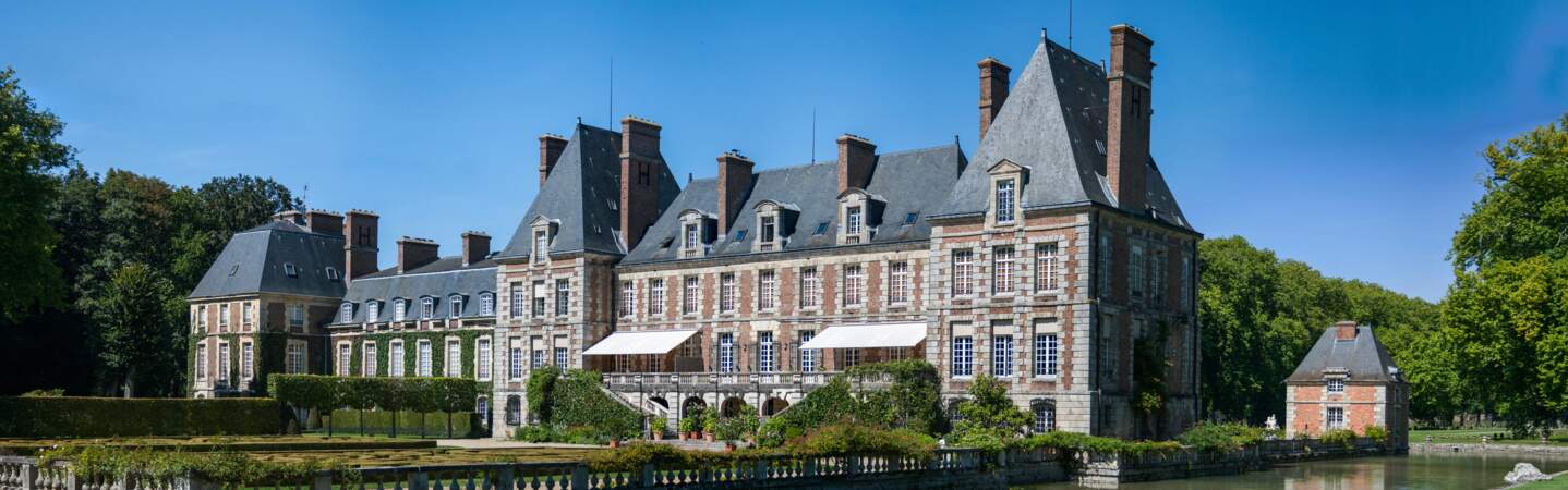 Courances et son château typique de l'époque Louis XIII, en Ile-de-France