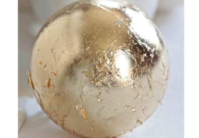 Une boule dorée en 3D