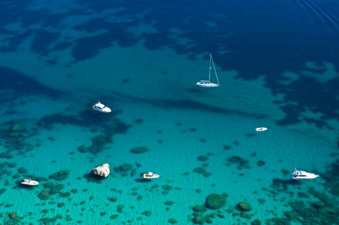 Bateaux dans l'eau turquoise de Cagliari