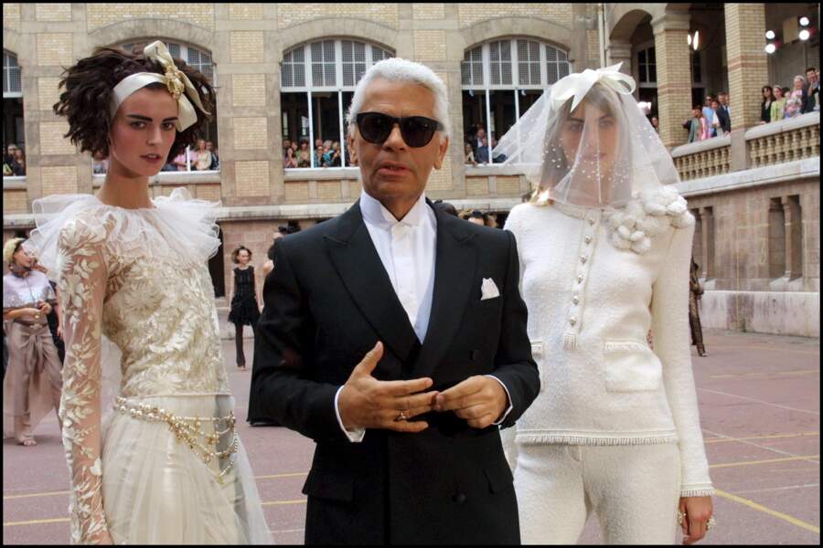  Karl Lagerfeld, beaucoup plus aminci, quelques mois plus tard en juillet 2001, lors du défilé Chanel.