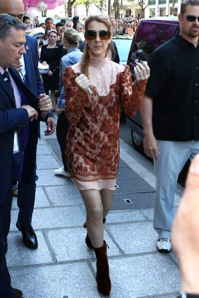 Céline Dion en robe à dentelle