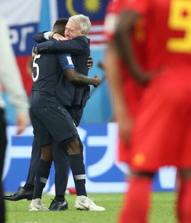 Didier Deschamps enlace Samuel Umtiti (a marqué le but)