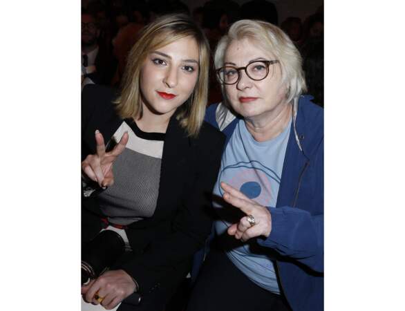 Le duo mère/fille est vue à la fashion Week de Paris en 2013