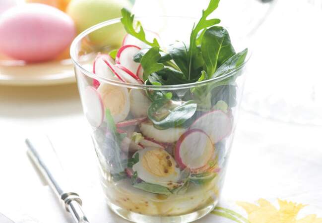 Salade printanière aux oeufs durs, roquette et radis
