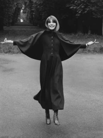 Françoise Hardy lors d'une séance photo de mode pour le magazine Vogue en 1970.