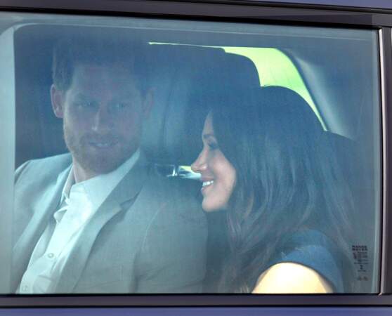 Le Prince Harry regarde tendrement celle qui deviendra sa femme dans quelques heures