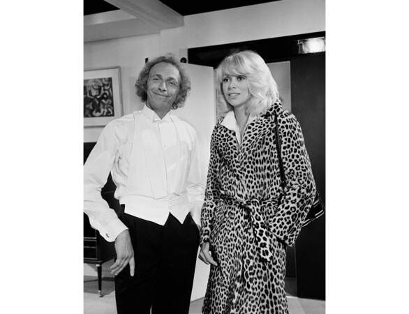 Sur le tournage du film "Le grand blond avec une chaussure noire", elle pose avec Pierre Richard
