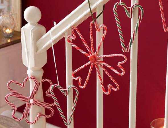 Une décoration de Noël tradi en rouge et blanc avec... Des suspensions en sucre d'orge
