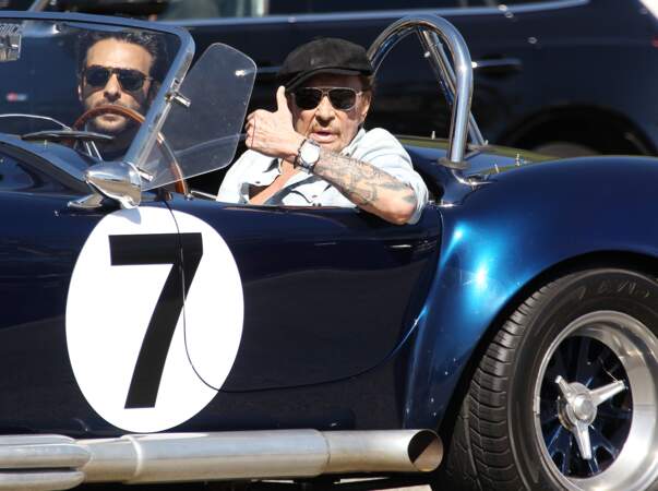 ...il s'est même montré conduisant sa voiture en compagnie de Maxim Nucci et faisant un signe aux photographes !