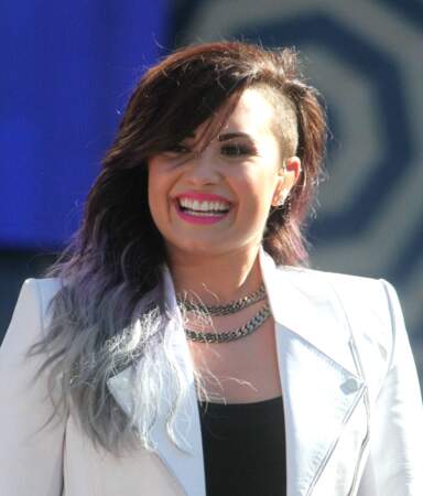 ...cheveux ébouriffés, colorés et rasés pour la chanteuse Demi Lovato...