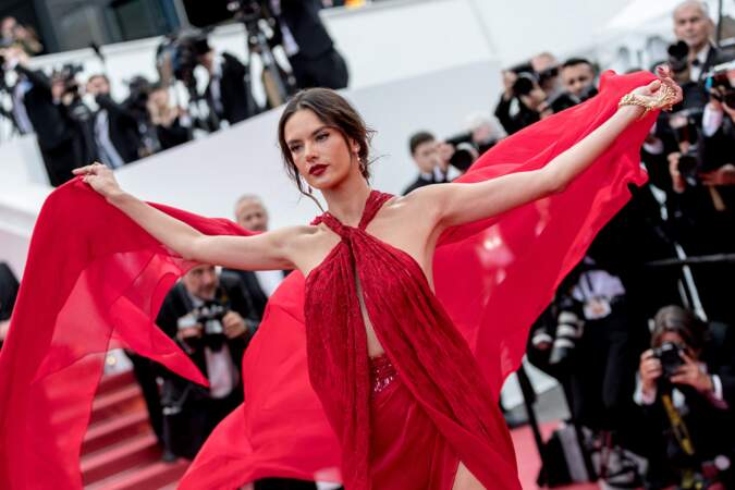 Cannes 2019 : Quand le top Alessandra Ambrosio ose une tenue qui en dévoile un peu trop…