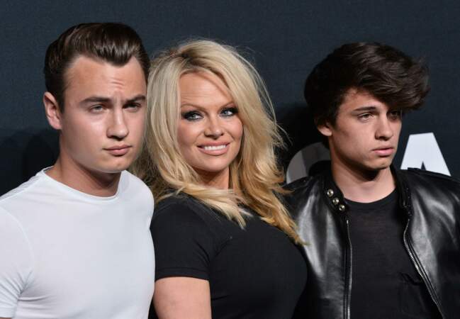Pamela Anderson avec ses deux fils Thomas Brandon Lee  et Dylan Jagger Lee.