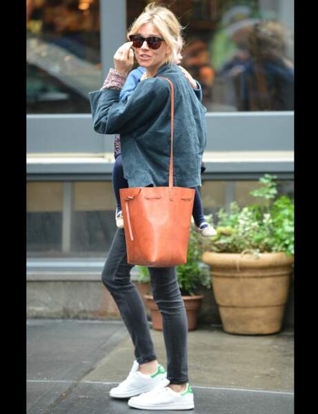 Sienna Miller et ses sneakers iconiques