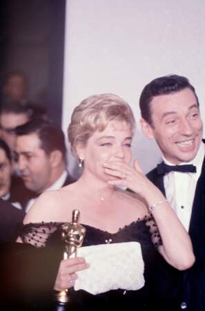 Simone Signoret avec son Oscar de la meilleure actrice pour "Les chemins de la haute-ville" en 1960.