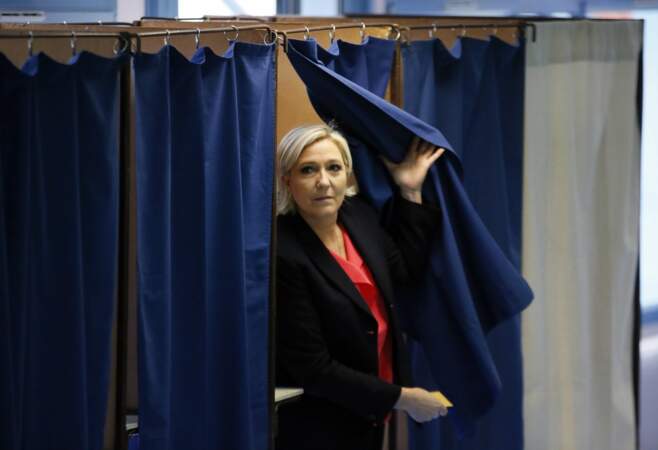 Marine Le Pen à la sortie de l'isoloir