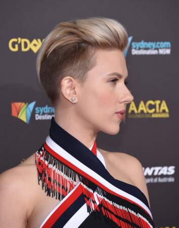 ...cette année-là, Scarlett Johansson avait aussi une coupe un peu plus rasée mais courte...