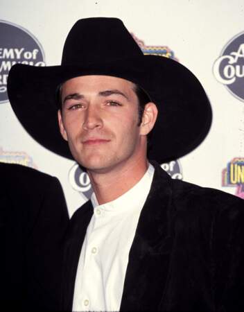 Luke Perry à la cérémonie des Annual Academy Awards de country musique en 1994.