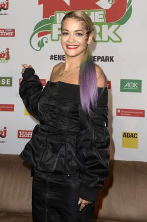 ...tendance suivie par Rita Ora en 2014, avec un dégradé de violet, bleu, vert, jaune.