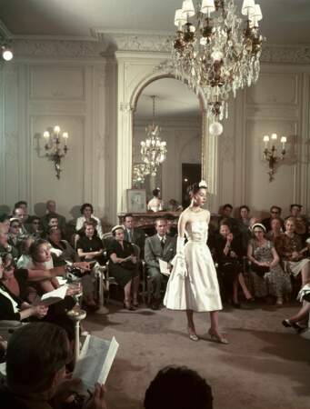Défilé en 1953 dans les locaux de la maison Dior, avenue Montaigne