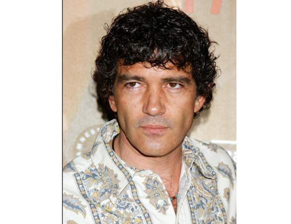 2004 : l'acteur a 44 ans et laisse ses cheveux pousser