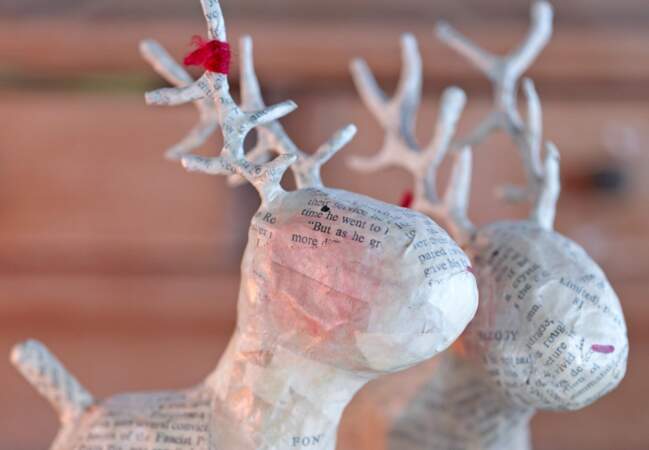 Une décoration de Noël tradi en rouge et blanc avec... Des rennes en papier mâché