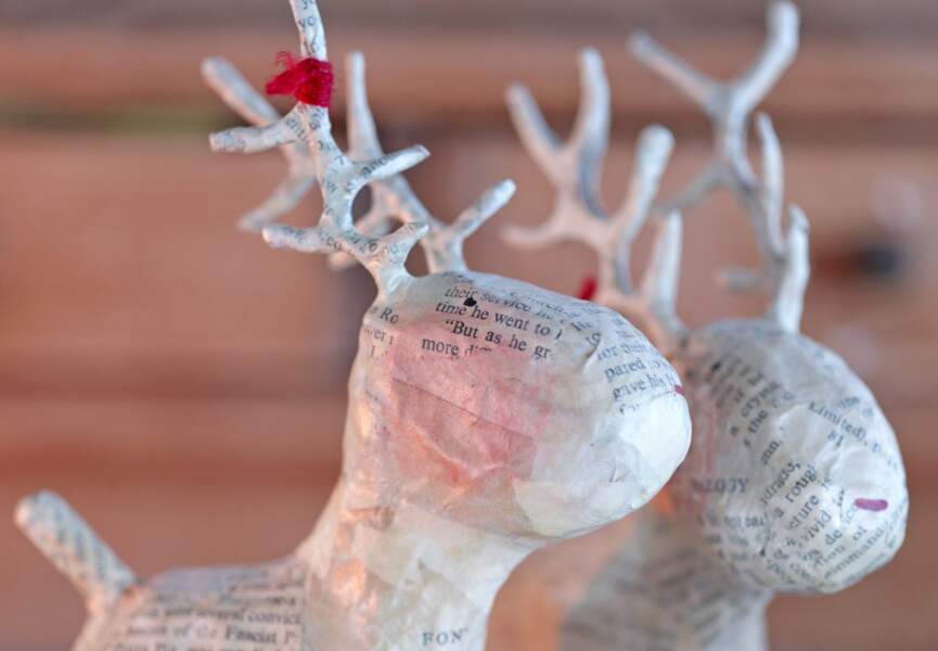 Une décoration de Noël tradi en rouge et blanc avec... Des rennes en papier mâché