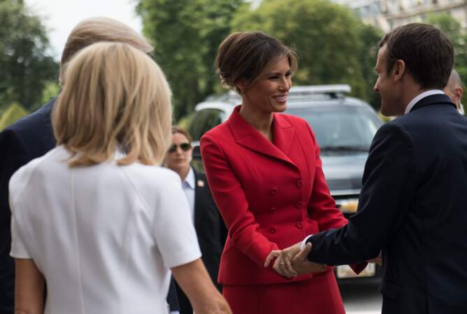Melania Trump a été accueillie chaleureusement par le couple Macron aux Invalides