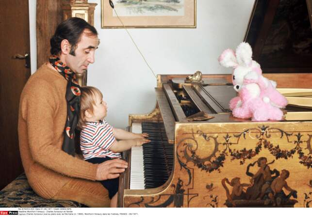 A Montfort-l'Amaury, Charles Aznavour en famille avec sa fille Katia en 1971.