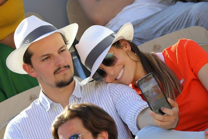 Laury Thilleman et son compagnon Juan Arbelaez dans les tribunes de Roland-Garros le samedi 1er juin à Paris.