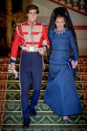 Le duc de Huescar Fernando Fitz-James Stuart avec sa mère Matilde Solis au palais de Liria à Madrid