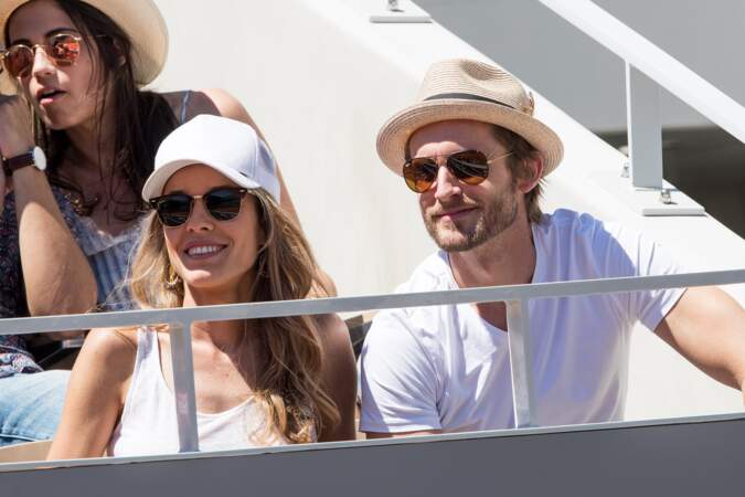 Philippe Lacheau et sa compagne Élodie Fontan assistent au match opposant Roger Federer à Leonardo Mayer