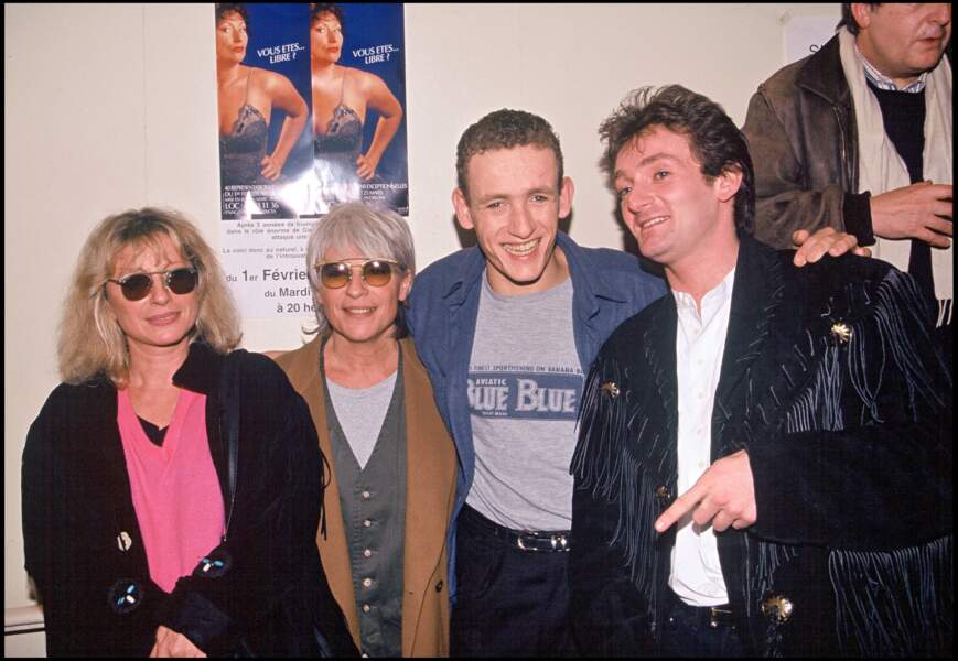 Véronique Sanson, Catherine Lara, Pierre Palmade entourent Dany Boon après sa première au Palais des Glaces en 1995