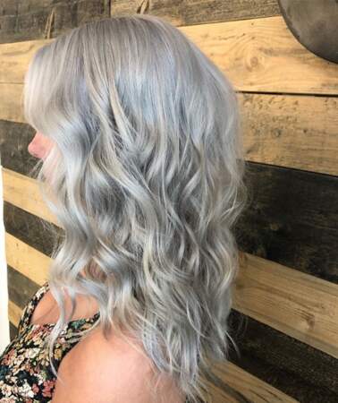 Sur les ondulations, le silver hair de Katherine Coiffure a quelque chose de féérique 