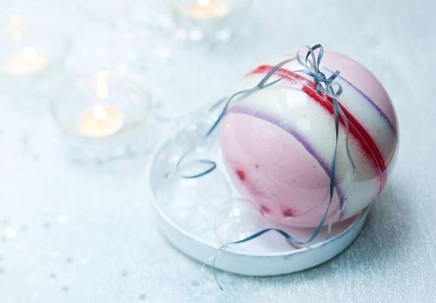 Une boule de Noël à la rose, framboises et litchis