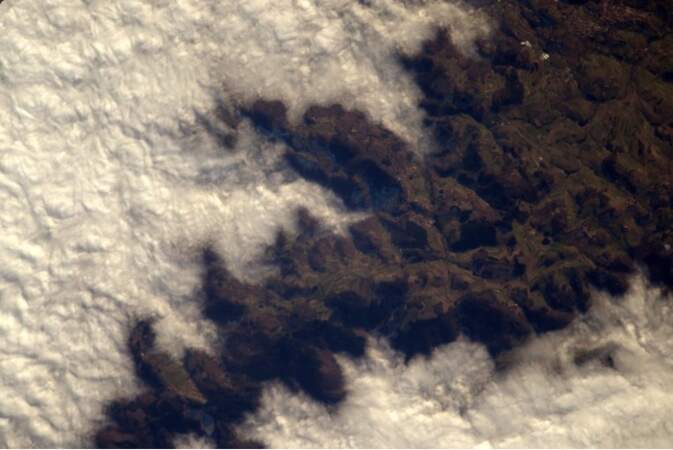 Entre les nuages, les sommets du Jura