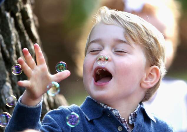 Le prince George découvre les bulles, pour son plus grand plaisir, Canada, octobre 2016