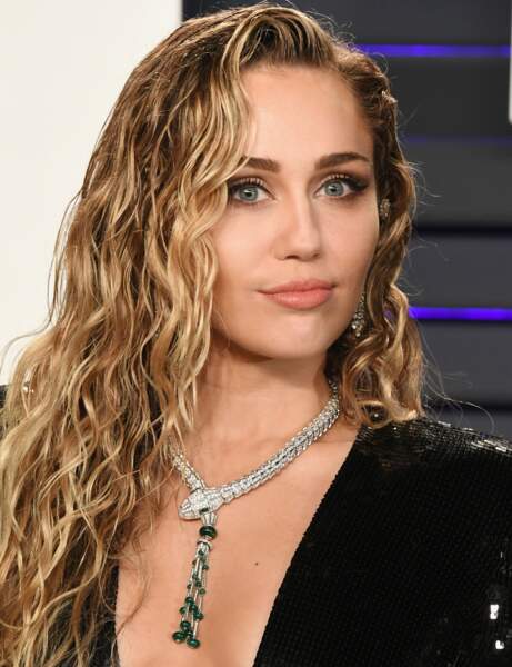 Une coiffure “effet mouillé” comme Miley Cyrus