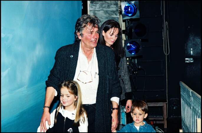 Alain Delon, sa femme Rosalie et leurs enfants Anouchka et Alain-Fabien au théâtre Marigny en novembre 1996.