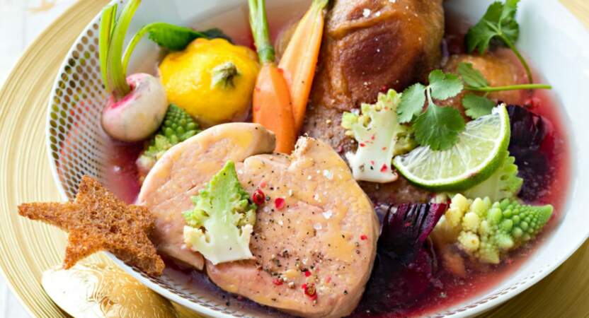 Pot au feu de confit de canard au foie gras, bouillon épicé