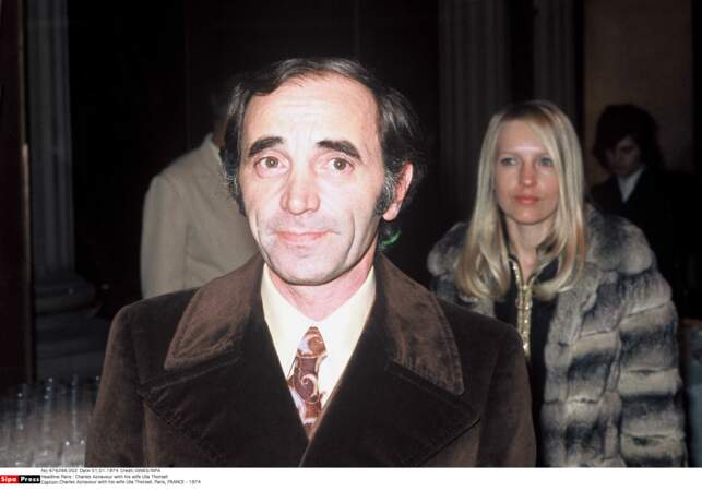 Charles Aznavour et sa femme Ulla Thorsell, à Paris, en janvier 1974.