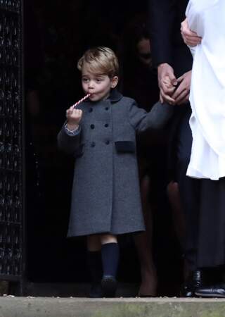 Manteau gris et chaussette hautes, les basiques d'hiver du petit prince