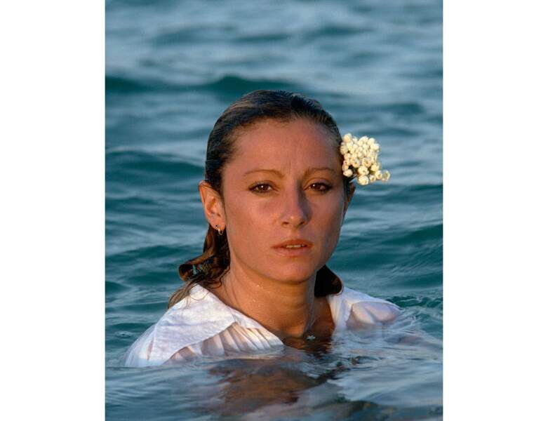 La chanteuse à 29 ans, elle profite d'une baignade en Tunisie