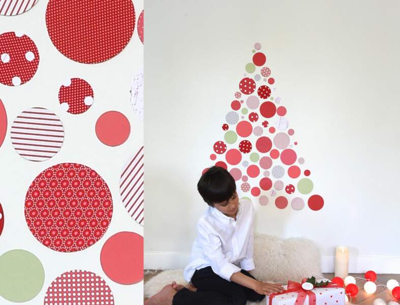 Une décoration de Noël tradi en rouge et blanc avec... Un sapin mural en rouge et blanc