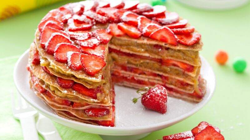 Gâteau de crêpes fraises-rhubarbe