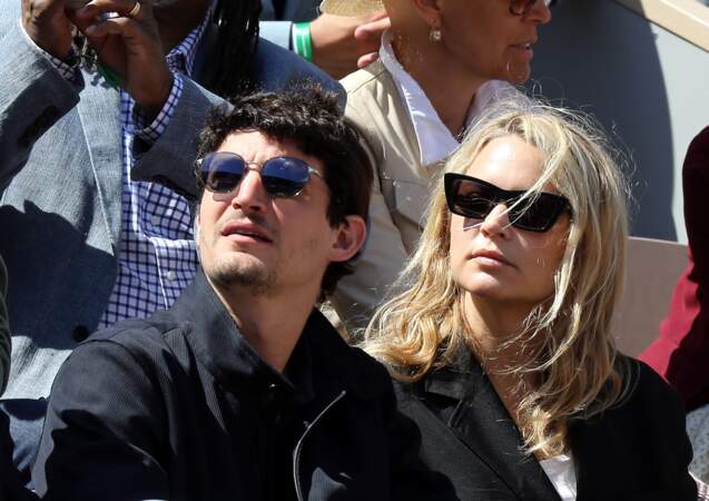 Virginie Efira et son compagnon Niels Schneider dans les tribunes de Roland Garros le 8 juin 2019