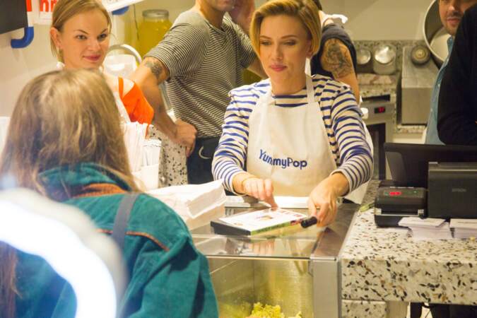 Scarlett Johansson sert du pop-corn pou rl'ouverture de sa boutique à Paris 