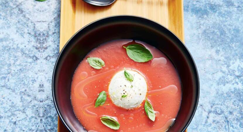 Soupe de tomates coeur de boeuf glacées et burrata