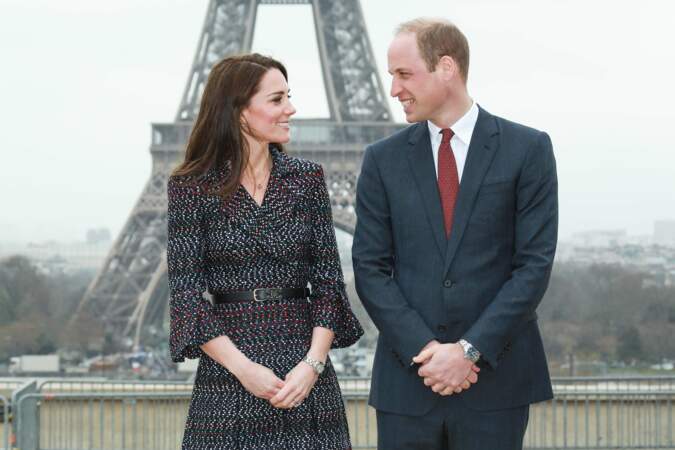 Regard complice avec la Tour Eiffel en toile de fond, Kate et William forment un couple résolument moderne